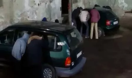 Orgie avec une fille occupée devant le film porno classique francais miroir