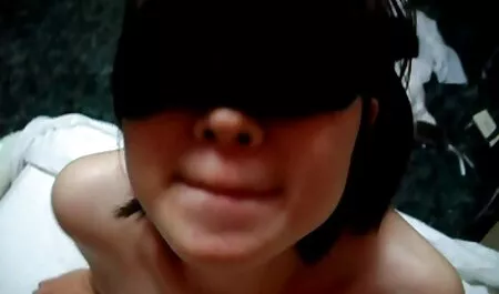 Lavez la chèvre et le beau doigt dans la salle film de sexe français de bain.