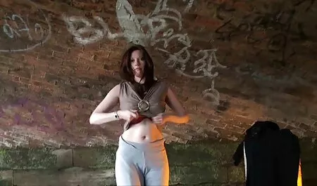 Un homme avec porno gay francais arabe un homme dans la salle un grand piège.