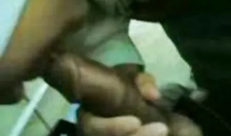Une femme Potelée lave son corps avec une serviette dans la film complet en francais xxx douche.