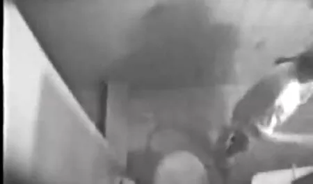 La fille en bas pisse sur les toilettes et lave sa film entier francais porno bite.