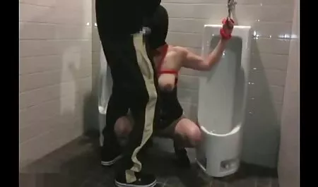 Légèrement cassé, mais film porno italien 2018 un ami dans la salle de bain.