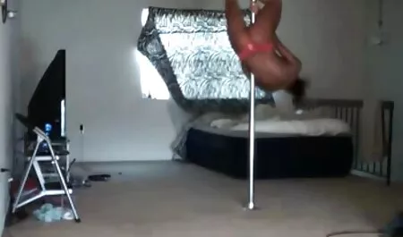 Madame brûle les seins dans les douches féminines. porn french mature