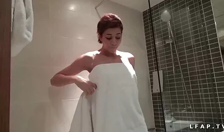 Le marié se détend avec des amis dans la sex mere fils francais baignoire.