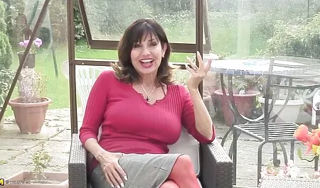 Une film porno des années 90 jeune fille de Saint-Louis. Petersburg explique sa vision des jambes de Petersburg