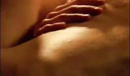 Un jeune amant porno public francais mange une tante adulte à la gare.