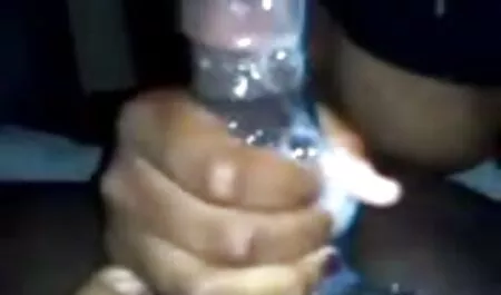 Manager avec un homme de 50 ans qui est dans le bureau film porno complet italien qui frappe sur le canapé.