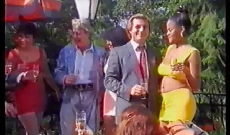 Après la natation, les deux trous ont été secoués dans film porno lesbienne français le Hall.