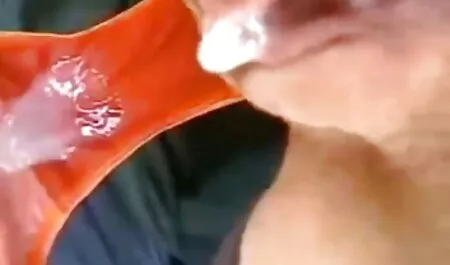 L'homme fort a déchiré la porno famille fr fille avec une longue bite sur le canapé.