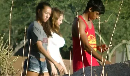 Brunette sort du mur de la salle de film porno traduit en arabe bain.