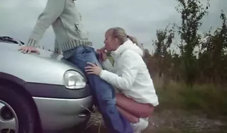 Le travailleur baise la chienne et sa sex français xxx mère prend le contrôle.