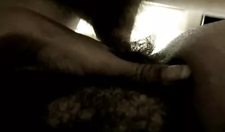 Les cicatrices dans le bain à remous film francais de sexe et les chameaux se masturbent avec de l'eau de douche.