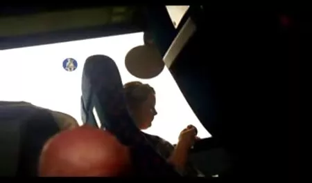 Le patron a film x francai donné à l'entraîneur de baiser ses doigts.