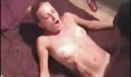 Je suis allé dans la salle de bain pour me laver et faire pipi en même temps. porno francais public