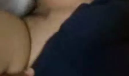 À travers les bois, le poulet a couru sur le video hot gratuite francaise tronc.