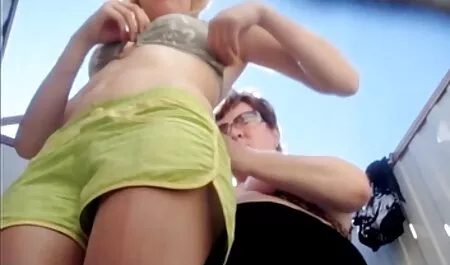 Une fille avec des seins en silicone porno français grand mère sur weebcam a un étranger.