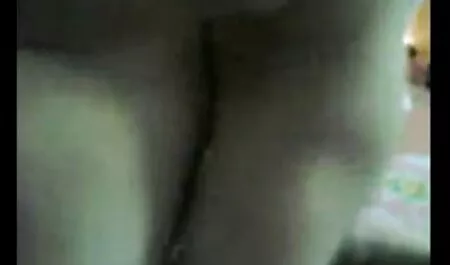 Lesbiennes étreindre les uns les autres xxx prono américain dans le sauna coup de pied