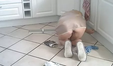Poussin sucé le gars et film pornofrançais l'a donné à son ami.