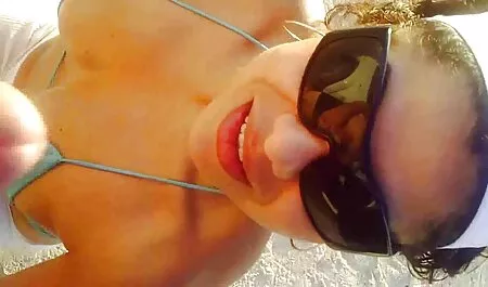 Marina est heureuse avec deux lesbiennes avec films français xxx des baisers pour les jambes.
