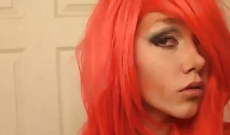 L'homme porno italien 2018 en jeans a poignardé une chienne dans le cul.
