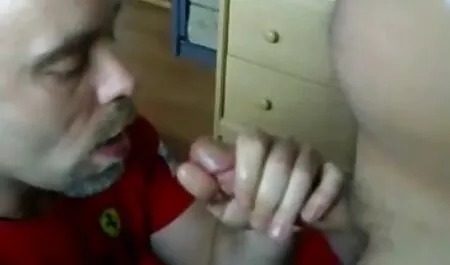 Séduire le jeune directeur videos amateur et films porno français gratuit de regarder dans le bureau.