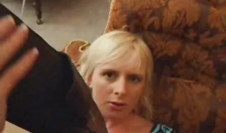 Une fille a film porno africain en français ramassé le gode et a appris au membre à baiser.