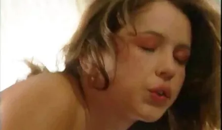 Lavage du corps et piercing en caméra cachée dans la salle streaming french porn de bain