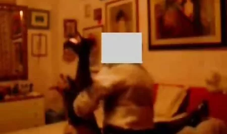 La fille se tenait sous l'arbre et regardait sexe francais mere et fils avec plaisir