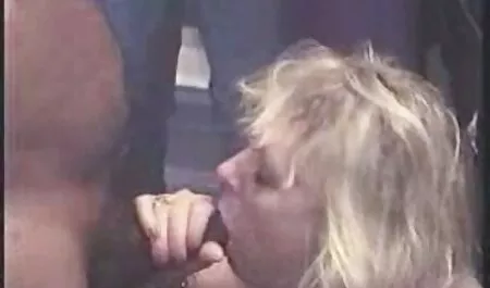 Une mère blonde s'est donnée porn streaming fr à deux garçons au lit.