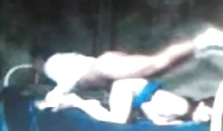 Les mamelons du genou dans le masque du pénis sex french amateur sont aspirés.