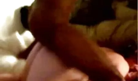 Dame en chaussettes film francais porno entier et chaussures enseigne les jeunes hommes à percer
