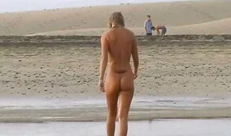 Dansant avec un masque la robe en dentelle les meilleurs films porno français a montré la flexibilité du corps