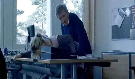 Maigre salope en film porno en vf jupe courte avec des seins nus