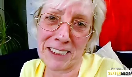 Une fille avec film porno anal français des accolades sur une chaise se masturbe.