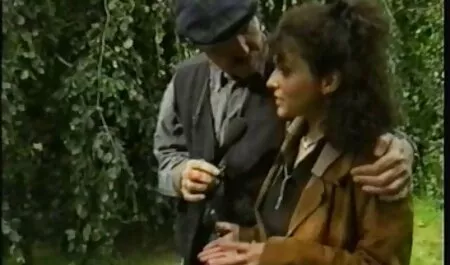 Une femme adulte regarder un film porno français dans l'amour a un adulte anal