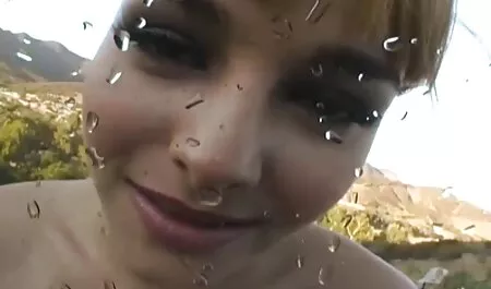 Une belle brune s'est rendue à un homme sur film x francais streaming le canapé.