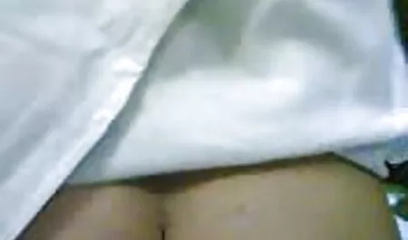 Petite tache porno italien classique blonde couverte de monstre
