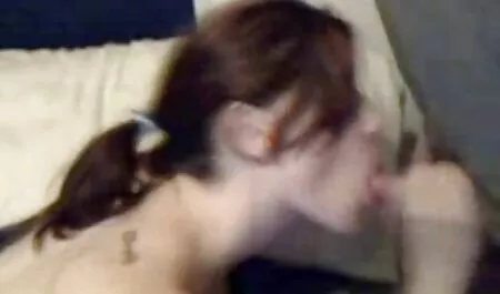 Le garçon est mince en chaussettes rayées, avec des vêtements et de l'espace olga french porn libre.