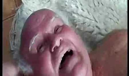 Un homme audacieux appelle une jeune voyeur amateur français salope