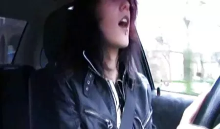 Petite amie gémissant une bite dans les films x allemand bois